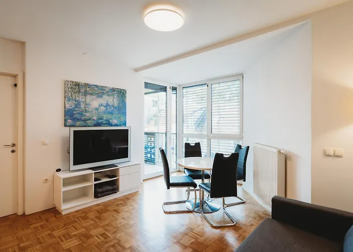 Peaceful Little Retreat, Spacious Free Garage Park Apartment