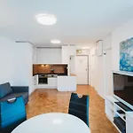 Peaceful Little Retreat, Spacious Free Garage Park *