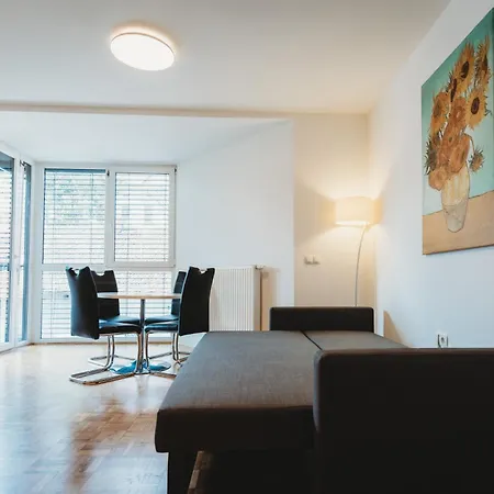 Peaceful Little Retreat, Spacious Free Garage Park Apartament *