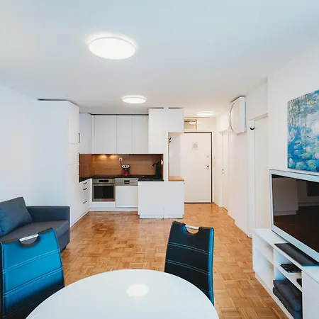 Peaceful Little Retreat, Spacious Free Garage Park *