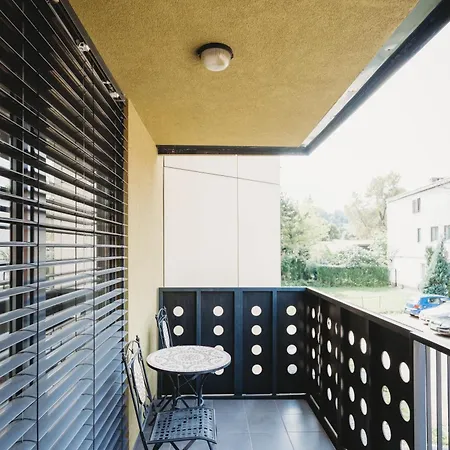 Peaceful Little Retreat, Spacious Free Garage Park