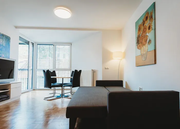 Peaceful Little Retreat, Spacious Free Garage Park Apartment *